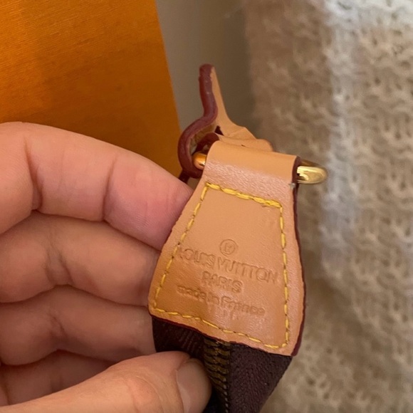 Louis Vuitton Pochette Monogram Purse - Picture 3 of 15